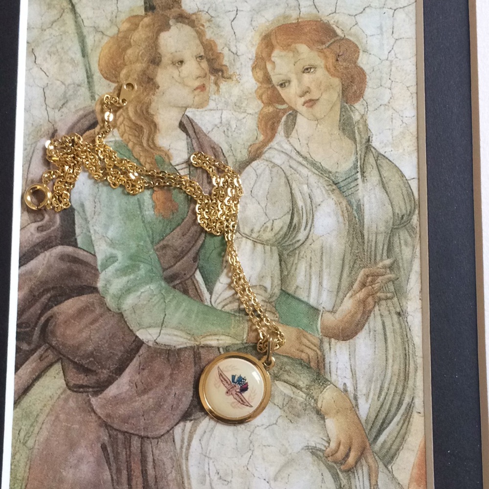 Vintage gold tone pendant with gold tone chain